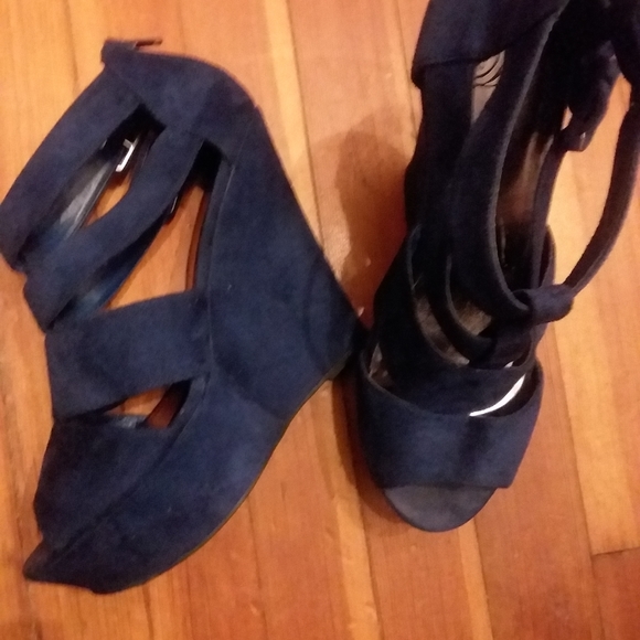 Heart in D Misses sandles wedge sz 10 M, Navy. - Picture 4 of 5